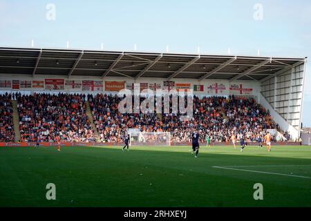 Blackpool, Großbritannien. August 2023. Blackpool-Fans sehen sich das Spiel während des Sky Bet League 1-Matches Blackpool vs Leyton Orient in Bloomfield Road, Blackpool, Vereinigtes Königreich, 19. August 2023 (Foto: Steve Flynn/News Images) in Blackpool, Vereinigtes Königreich am 19. August 2023 an. (Foto von Steve Flynn/News Images/SIPA USA) Credit: SIPA USA/Alamy Live News Stockfoto