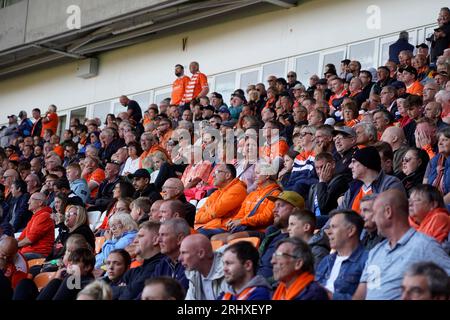 Blackpool, Großbritannien. August 2023. Blackpool-Fans sehen sich das Spiel während des Sky Bet League 1-Matches Blackpool vs Leyton Orient in Bloomfield Road, Blackpool, Vereinigtes Königreich, 19. August 2023 (Foto: Steve Flynn/News Images) in Blackpool, Vereinigtes Königreich am 19. August 2023 an. (Foto von Steve Flynn/News Images/SIPA USA) Credit: SIPA USA/Alamy Live News Stockfoto