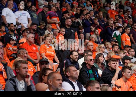 Blackpool, Großbritannien. August 2023. Blackpool-Fans sehen sich das Spiel während des Sky Bet League 1-Matches Blackpool vs Leyton Orient in Bloomfield Road, Blackpool, Vereinigtes Königreich, 19. August 2023 (Foto: Steve Flynn/News Images) in Blackpool, Vereinigtes Königreich am 19. August 2023 an. (Foto von Steve Flynn/News Images/SIPA USA) Credit: SIPA USA/Alamy Live News Stockfoto