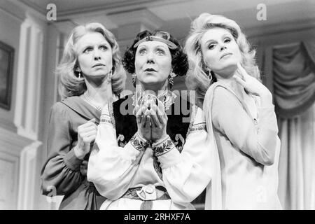 l-r: Jane Asher (Ruth), Marcia Warren (Madame Arcati), Joanna Lumley (Elvira) in BLITHE SPIRIT von Noel Coward im Vaudeville Theatre, London WC2 30/01/1986 Design: Carl Toms Beleuchtung: Leonard Tucker Regisseur: Peter Farago Stockfoto