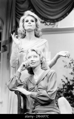 Jane Asher (Ruth – Front), Joanna Lumley (Elvira) in BLITHE SPIRIT von Noel Coward am Vaudeville Theatre, London WC2 30/01/1986 Design: Carl Toms Lighting: Leonard Tucker Regisseur: Peter Farago Stockfoto