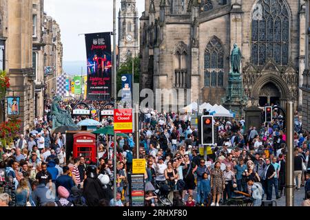 Edinburgh, Schottland, Großbritannien. August 2023. Edinburgh Royal Mile war während des Fringe Festivals sehr voll. Das gute Wetter am Wochenende brachte Tausende von Besuchern zur Royal Mile in Edinburgh, um Straßenkünstler zu sehen und die Festivalatmosphäre zu erleben. Iain Masterton/Alamy Live News Stockfoto