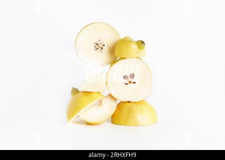 Dekonstruierte Szene mit wunderschöner Bio-Quitte mit weißem Hintergrund Stockfoto