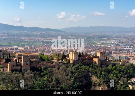 Wunderbarer Blick auf antike Gebäude mit Ziegeldächern in Granada, Spanien Stockfoto