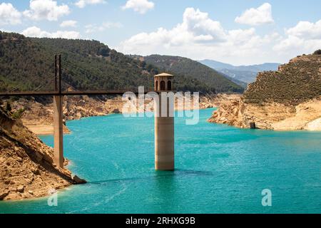 Drone Blick auf die Francisco Abellán Reservoir Brücke über blauem Wasser an sonnigen Tagen in La Peza in Spanien Stockfoto