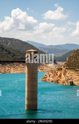 Drone Blick auf die Francisco Abellán Reservoir Brücke über blauem Wasser an sonnigen Tagen in La Peza in Spanien Stockfoto