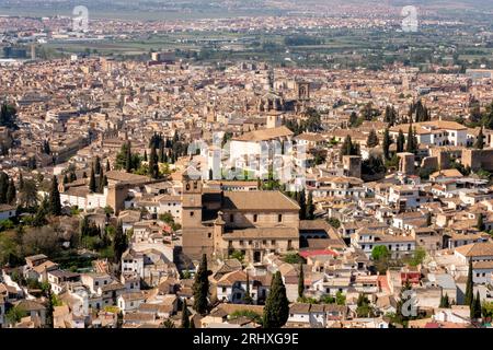 Wunderbarer Blick auf antike Gebäude mit Ziegeldächern in Granada, Spanien Stockfoto