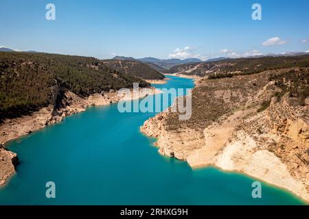 Blick auf den Francisco Abellán Reservoir mit blauem Wasser an sonnigen Tagen in La Peza in Spanien Stockfoto