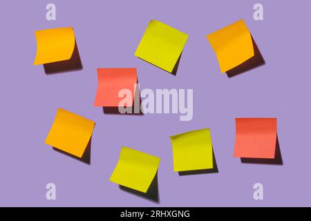 Bunte schwarze Haftnotizen auf hellem violettem Hintergrund, die das Konzept der Idee im kreativen Büro darstellen Stockfoto
