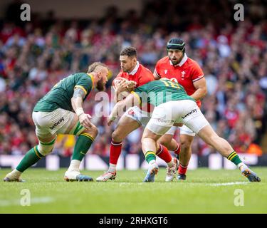 Principality Stadium, Cardiff, Großbritannien. August 2023. Summer Rugby International, Wales versus Südafrika; Dan Lydiate of Wales besteht den Ball Credit: Action Plus Sports/Alamy Live News Stockfoto