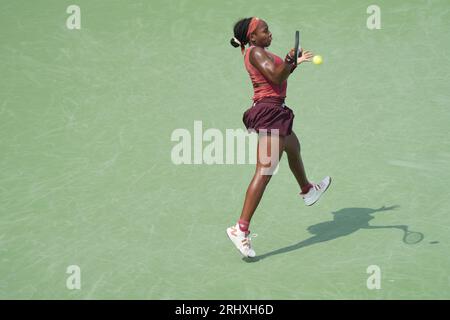 18. August 2023: Coco Gauff gewinnt den ersten Satz gegen Ina Swiatek bei den Western & Southern Open und spielt im Lindner Family Tennis Center in Mason, Ohio/USA © Leslie Billman/Tennisclix/Cal Sport Media Stockfoto