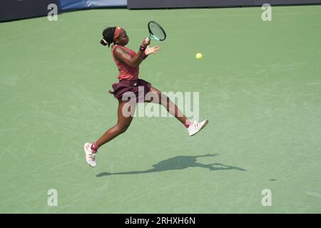 18. August 2023: Coco Gauff gewinnt den ersten Satz gegen Ina Swiatek bei den Western & Southern Open und spielt im Lindner Family Tennis Center in Mason, Ohio/USA © Leslie Billman/Tennisclix/Cal Sport Media Stockfoto