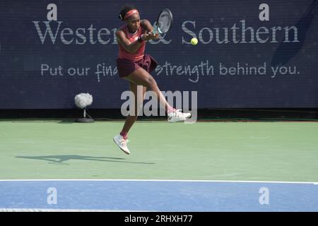 18. August 2023: Coco Gauff gewinnt den ersten Satz gegen Ina Swiatek bei den Western & Southern Open und spielt im Lindner Family Tennis Center in Mason, Ohio/USA © Leslie Billman/Tennisclix/Cal Sport Media Stockfoto