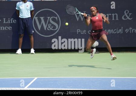 18. August 2023: Coco Gauff gewinnt den ersten Satz gegen Ina Swiatek bei den Western & Southern Open und spielt im Lindner Family Tennis Center in Mason, Ohio/USA © Leslie Billman/Tennisclix/Cal Sport Media Stockfoto