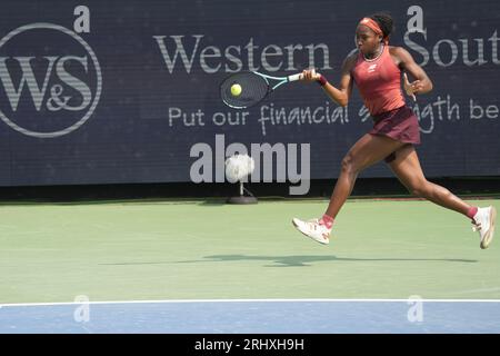 18. August 2023: Coco Gauff gewinnt den ersten Satz gegen Ina Swiatek bei den Western & Southern Open und spielt im Lindner Family Tennis Center in Mason, Ohio/USA © Leslie Billman/Tennisclix/Cal Sport Media Stockfoto