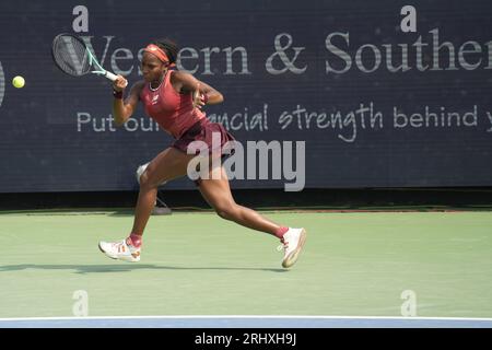 18. August 2023: Coco Gauff gewinnt den ersten Satz gegen Ina Swiatek bei den Western & Southern Open und spielt im Lindner Family Tennis Center in Mason, Ohio/USA © Leslie Billman/Tennisclix/Cal Sport Media Stockfoto