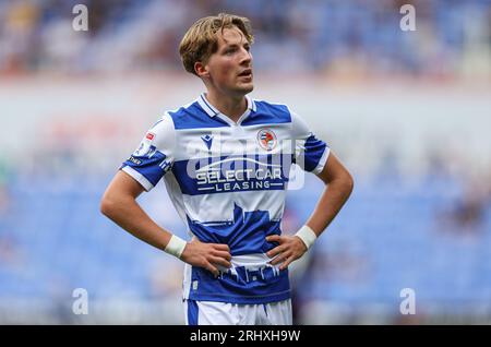 Reading's Charlie Savage in Aktion beim Spiel Sky Bet League One im Select Car Leasing Stadium, Reading. Bilddatum: Samstag, 19. August 2023. Stockfoto