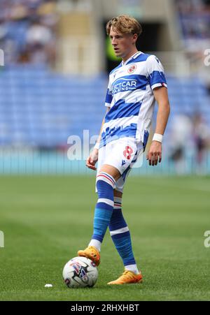 Reading's Charlie Savage in Aktion beim Spiel Sky Bet League One im Select Car Leasing Stadium, Reading. Bilddatum: Samstag, 19. August 2023. Stockfoto