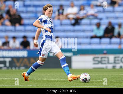 Reading's Charlie Savage in Aktion beim Spiel Sky Bet League One im Select Car Leasing Stadium, Reading. Bilddatum: Samstag, 19. August 2023. Stockfoto