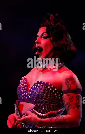 18. August 2023, Madrid, Madrid, Spanien: Die spanische Drag Queen und multidisziplinäre Künstlerin Henri von DÃ¤sh, Künstlername von Borja Lison (Alicante, 1992), bekannt für die Teilnahme an der zweiten Staffel des Drag Race Spanien, wird auf der Bühne im Conde Duque Cultural Center in Madrid (Spanien) gesehen. Mehrere Künstler aus der Drag-Szene nahmen an der Show Sequins and castanets Teil. Eine transvestite Hommage an die Diven der spanischen Folklore, in der die Künstler eine Reise durch Neuinterpretationen der berühmtesten Lieder großer folkloristischer Frauen machen und den 100. Jahrestag des BI nutzen Stockfoto