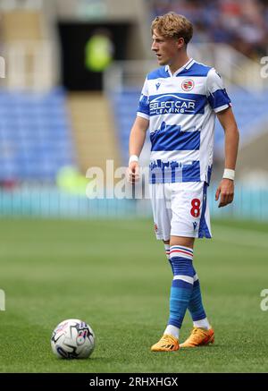 Reading's Charlie Savage in Aktion beim Spiel Sky Bet League One im Select Car Leasing Stadium, Reading. Bilddatum: Samstag, 19. August 2023. Stockfoto