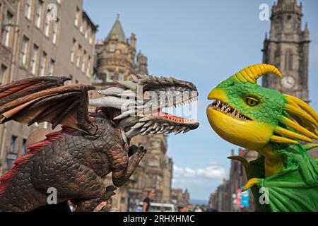 Edinburgh Festival Fringe, Royal Mile, Edinburgh, Schottland. 19. August 2023. Drachen auf der High Street. Teach Rex Live-A Dragon's Tale, Greenside @ Nicolson Square- Emerald Theatre 221-26. August dieser interaktive, nagelscharfe Schwanz über Tapferkeit, Neugier und familiäre Liebe wird von Lehrern geschaffen, um junge Köpfe beim kreativen Schreiben zu inspirieren. Teach Rex ist das mehrfach preisgekrönte Team hinter verschiedenen lehrreichen Dinosaurier-Shows, die durch Großbritannien gereist sind und über 2000 5-Sterne-Bewertungen erhalten haben. Quelle: Archwhite/Alamy Live News. Stockfoto