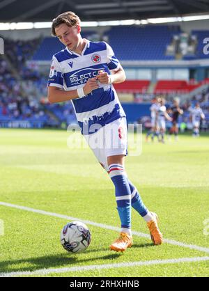 Reading's Charlie Savage in Aktion beim Spiel Sky Bet League One im Select Car Leasing Stadium, Reading. Bilddatum: Samstag, 19. August 2023. Stockfoto