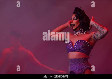 18. August 2023, Madrid, Madrid, Spanien: Die spanische Drag Queen und multidisziplinäre Künstlerin Henri von DÃ¤sh, Künstlername von Borja Lison (Alicante, 1992), bekannt für die Teilnahme an der zweiten Staffel des Drag Race Spanien, wird auf der Bühne im Conde Duque Cultural Center in Madrid (Spanien) gesehen. Mehrere Künstler aus der Drag-Szene nahmen an der Show Sequins and castanets Teil. Eine transvestite Hommage an die Diven der spanischen Folklore, in der die Künstler eine Reise durch Neuinterpretationen der berühmtesten Lieder großer folkloristischer Frauen machen und den 100. Jahrestag des BI nutzen Stockfoto
