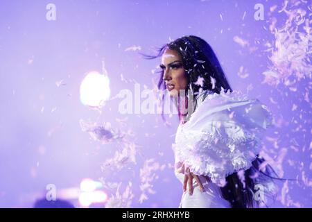 18. August 2023, Madrid, Madrid, Spanien: Der spanische Drag-Künstler Pakita, auch bekannt als Franciska 'Pakita' TÃ³lika, Bühnenname von Francisco JosÃ© Venegas Morales (Sevilla, 1993), bekannt für seine Teilnahme an der zweiten Staffel des Switch Drag Race, sowie an der dritten Staffel des Drag Race Spanien, ist auf der Bühne im Conde Duque Cultural Center in Madrid (Spanien) zu sehen. Mehrere Künstler aus der Drag-Szene nahmen an der Show Sequins and castanets Teil. Eine transvestite Hommage an die Diven der spanischen Folklore, in der die Künstler eine Reise durch Neuinterpretationen der berühmtesten Lieder von gre machen Stockfoto