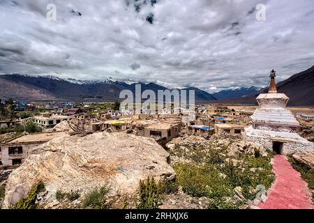 Blick auf Padum und das Zanskar-Tal von Padum Khar, Padum, Zanskar, Ladakh, Indien Stockfoto