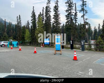 Banff, Alberta Kanada - 23. Mai 2023: Der Lake Louise Parkplatz im Banff National Park in Kanada. Stockfoto
