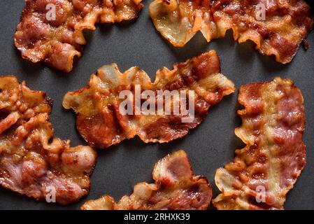 Nahansicht von gegrilltem Speck. Draufsicht, flach Stockfoto