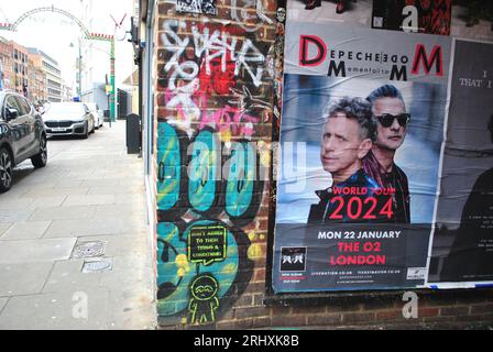 Bill Sticker Werbespot auf Brick Lane für ein Depeche Mode Konzert, das im Januar 2024 im O2 London stattfinden wird Stockfoto