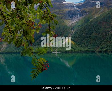 Lovatnet Lake Norway ruhiger norwegischer Fjord mit kristallklarem Wasser, umgeben von hohen Bergen Stockfoto