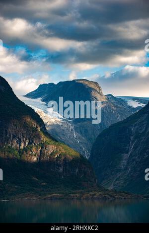 Der Jostedalsbreen-Gletscher speist den Lovatnet-See Norwegen Stockfoto