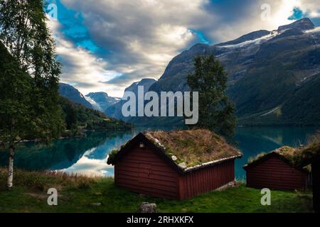 Breng seter traditionelle norwegische Bauernhöfe am Lake Lovatnet Stockfoto