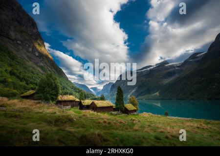 Breng seter traditionelle norwegische Bauernhöfe am Lake Lovatnet Stockfoto