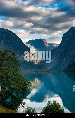 Der Jostedalsbreen-Gletscher speist den Lovatnet-See Norwegen Stockfoto