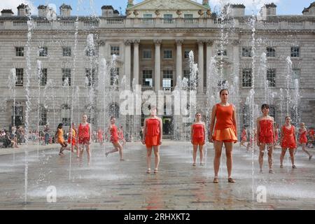 London, Großbritannien. 19. August 2023. "Kontrapunkt" im Somerset House. Eine Gruppe von 22 Frauen tanzt ein Duett mit den berühmten Springbrunnen des Somerset House in „Kontrapunkt“, das von Shobana Jeyasingh Dance geschaffen wurde. Auftritte im Rahmen des Inside Out Festivals des Westminster City Council. Quelle: Waldemar Sikora/Alamy Live News Stockfoto