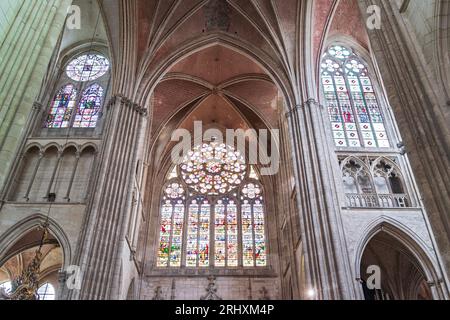 Auxerre, FRANKREICH - 16. Juli 2023: Südquerschiff Buntglasfenster unter Rippengewölbedecke an der Landmark St. Kathedrale Etienne Stockfoto