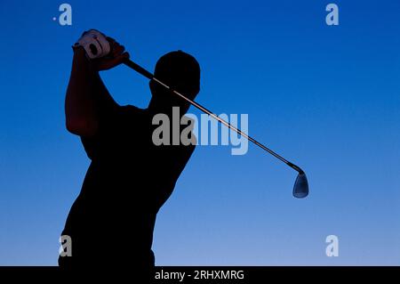 Männliche Golfer spielen auf der California Golf Driving Range ab. Stockfoto