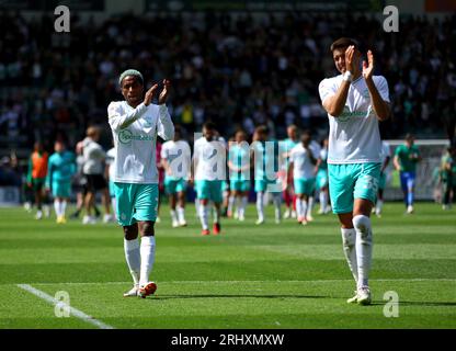 Kyle Walker-Peters aus Southampton (links) und Jan Bednarek applaudieren den Fans am Ende des Sky Bet Championship Matches im Home Park in Plymouth. Bilddatum: Samstag, 19. August 2023. Stockfoto