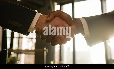 Nahaufnahme männliche Hände multiethnische kaukasische und afrikanische Geschäftsleute Männer diverse Geschäftsleute schütteln erfolgreiche Unternehmenspartnerschaft Deal union Stockfoto
