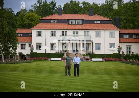 Stockholm, Schweden. August 2023. Der ukrainische Präsident Wolodymyr Zelensky (L) trifft sich am 19. August 2023 in Stockholm mit dem schwedischen Premierminister Ulf Kristersson. Foto des ukrainischen Präsidenten Pressedienst / Credit: UPI/Alamy Live News Stockfoto