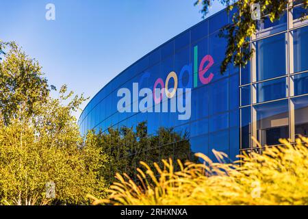 MOUNTAIN VIEW, KALIFORNIEN, USA - 17. AUGUST 2023: Das Google-Logo in der Google-Zentrale. Stockfoto