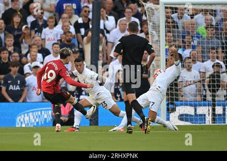 London, Großbritannien. August 2023. London UK 18 Aug 23.Alejandro Garnacho aus Manchester United schießt zum Tor und fordert einen Strafstoß von Cristian Romero aus Tottenham Hotspur während des Spiels Spurs gegen Manchester United in der Premier League im Tottenham Hotspur Stadium London. Quelle: MARTIN DALTON/Alamy Live News Stockfoto