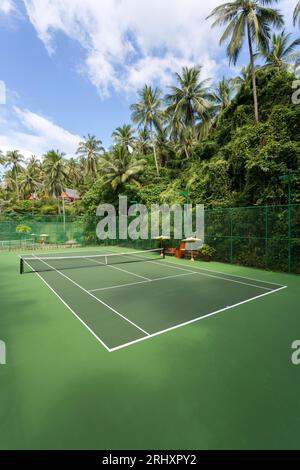 Phuket, Thailand - 1. Dezember 2018: Tennisplatz im Freien im luxuriösen Amanpuri Resort Hotel in Phuket, Thailand. Stockfoto