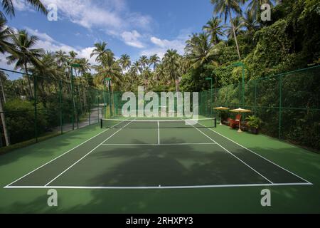 Phuket, Thailand - 1. Dezember 2018: Tennisplatz im Freien im luxuriösen Amanpuri Resort Hotel in Phuket, Thailand. Stockfoto