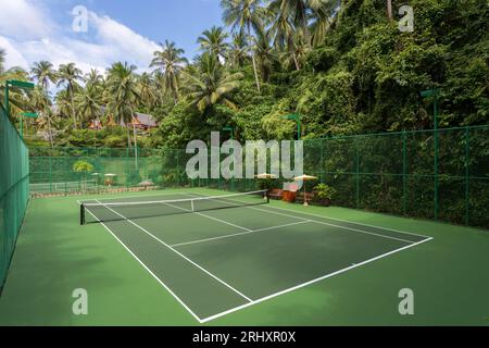 Phuket, Thailand - 1. Dezember 2018: Tennisplatz im Freien im luxuriösen Amanpuri Resort Hotel in Phuket, Thailand. Stockfoto