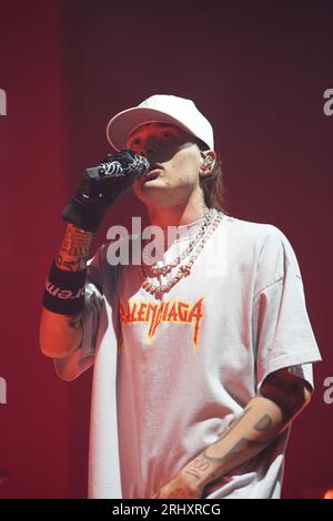 Irving, USA. August 2023. Irving, Texas, USA: Mexikanischer Rapper, Musiker und Sänger Hassan Emilio Kabande Laija, bekannt als Peso Pluma, tritt am Samstag, den 12. August 2023 im Pavillon der Toyota Music Factory auf. (Foto: Javier Vicencio/Eyepix Group/SIPA USA) Credit: SIPA USA/Alamy Live News Stockfoto
